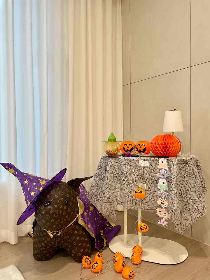 #Halloween 

リビングルームの一角に少し感じたハロウィン🎃
子犬のスツールも変身🪄

少しでもスペースを作っておくから
子供が絵で着色してガーランドも作ってくれます👏

今日は学校で飾りも作ってきましたね🧡

そんなに10月の最後の日も飾っていきます💜

すべて #happy #halloween 
#10月の最後の日 


＃今日の家＃毎日の記録＃コミュニケーション 
＃ハロウィーン＃ハロウィンインテリア＃ハロウィン小道具＃ハロウィン装飾＃ハロウィンデー 
＃リビングルームの装飾＃リビングルームのインテリア＃補助テーブルの活用 
#コミュニケーション歓迎

