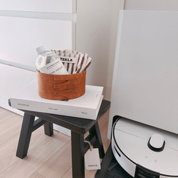 #콘수프기록집 #살림살이 1 
 매일 사용하는 로봇청소기, 이제는 물걸레 청소까지 완벽하게 마무리하고 싶었어요. 사소시각 세제&클리너는 공간의 위생과 편의를 모두 고려한 프리미엄 로봇청소기 전용 세제예요. 눈에 보이지 않는 냄새 원인균을 잡아 걸레 냄새를 확실히 개선하고, 아이나 반려동물이 있는 집에서도 안심할 수 있어요. 자동 디스펜서에 바로 넣어 쓸 수 있고, 물 1L당 5mL만 사용해도 최대 80회 사용 가능하니 효율적이에요. 며칠 사용해보니 걸레와 오수통 냄새가 현저히 줄었고, 청소 후 바닥 끈적임이나 미끄러움도 전혀 없어요. 물자국 없이 깔끔하게 마무리되어, 세제 하나만 바꿨는데도 청소 후 공기까지 깨끗해진 느낌이에요. 
 #사소시각 #로봇청소기클리너 #로봇청소기세제 #삼성로봇청소기 #삼성비스포크AI스팀로봇청소기 #자라홈스툴 #스툴 #까사미아 #까사미아셰이커박스 #테클라