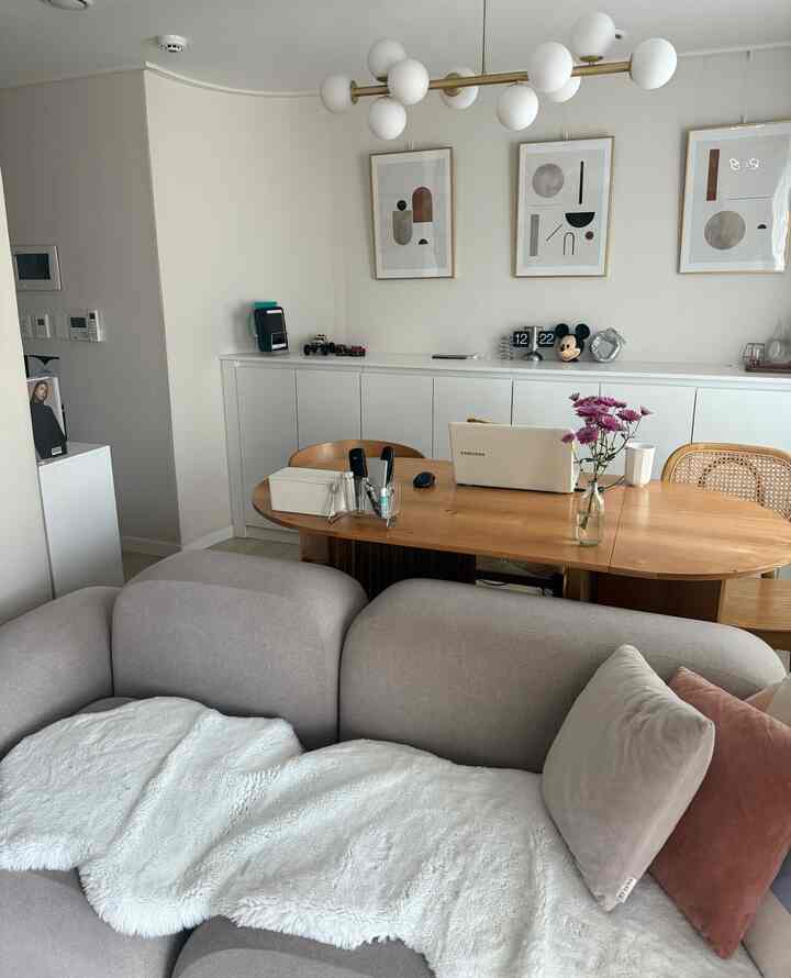 ＃今日の私たちの家＃コンスープ記録集

11月が始まりました！🫧🫶🏻
11月の最初の週末も幸せな週末を過ごしてください🫧

＃リビングルーム＃リビングルームインテリア＃ウッドアンドホワイト＃ペブルソファ＃ジャクソンカメレオン＃モジュールソファ＃コーヘンダイニングテーブル＃折りたたみダイニングテーブル＃ソファーパッド＃フリースソファーパッド＃ポスター＃家の装飾＃ソファーカバー＃週末＃ホワイト＆ウッド