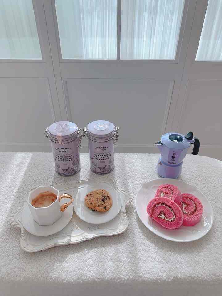 ＃コンスープ記録集

嬉しい歯のサプライズ訪問！
短かったけど大切な時間～💖💖💖

綺麗なコーヒーカップにコーヒーを下ろし、きれいなデザート皿に盛って
プレゼントとしてもらったラズベリーロールケーキおいしくオムニョンヨン〜🍰🍰🍰


#フレンチインテリア #ホワイトインテリア
＃ホームカフェ＃デザートタイム＃カートライト＆バトラー 
＃モカポート＃ビアレッティ＃ボラ＃ボラテム＃クッキー
＃ルーバーシャッター＃パーティション＃壁＃ブクレスツール
#ツイッグニューヨーク＃かわいいコーヒーカップ＃コーヒーカップ＃デザートプレート
#週末ブランチ
