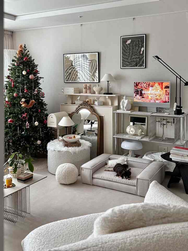 白とベージュのトーンのリビング、クリスマスツリーとペット用ソファベッドが配置されたヴィンテージモダンな雰囲気のインテリア