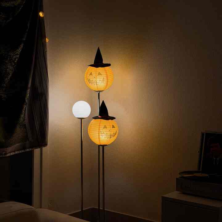 クリスマスの前にハロウィーンを最初に！🎄👻

私たちの家のカボチャの照明はどうですか？🎃
IKEAシームレスなジャンスタンドランプの撤退
ダイソーで昨年買ったカボチャのペーパーデコを載せてみました！
白色だった照明が電球色でシャンシャン🧡

＃ベランダを飾る＃今日の私たちの家1＃コンスープ記録集＃ハロウィンデコ＃ハロウィンインテリア＃ハロウィン装飾＃カボチャ照明 