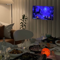 🎃 #holloween 
다들 할로윈 어떻게 보내셨나요-?
저희 부부는 연애 때부터 할로윈을 한번도 챙겨본 적이 없는데,
이번엔 다른 친구의 번개 제안으로 급! 할로윈 파티를 저희집에서 하게 되었어요 :) ㅎㅎ 친구네 커플들이 와서 총 7명이 모였는데, 한창 집들이 할 때 이후로 이렇게 많은 사람이 집에 오는게 오랜만이라 왁자지껄 너무 신나더라구요 👻 
급 파티였지만 할로윈 분위기도 내고 싶어서 집 곳곳에 할로윈 느낌나게 꾸몄는데 너무 소소했나싶지만… 저 호박 소품이 하드캐리했네요 호홍 🎃
#할로윈 #홈파티 #homeparty 
#신혼집인테리어 #화이트인테리어 
#화이트우드인테리어 #인테리어소품 
#오늘의우리집 #콘수프기록집 