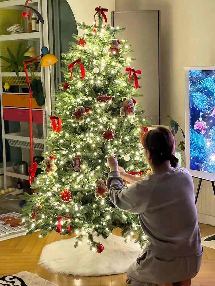 I think a big, ornate tree is the prettiest!

The ornaments are even more vibrant in red,
and the dolls are cute.
These days, I'm having a lot of fun decorating my home for Christmas.

#CornSoupRecord #집꾸미기 #집에서제일바빠 #예쁜템최고야 #크리스마스트리 #크리스마스소품 #루시아이트리 #트리꾸미기 #트리오너먼트 #트리장식 #거실인테리어 #거실꾸미기 #집꾸미기소품