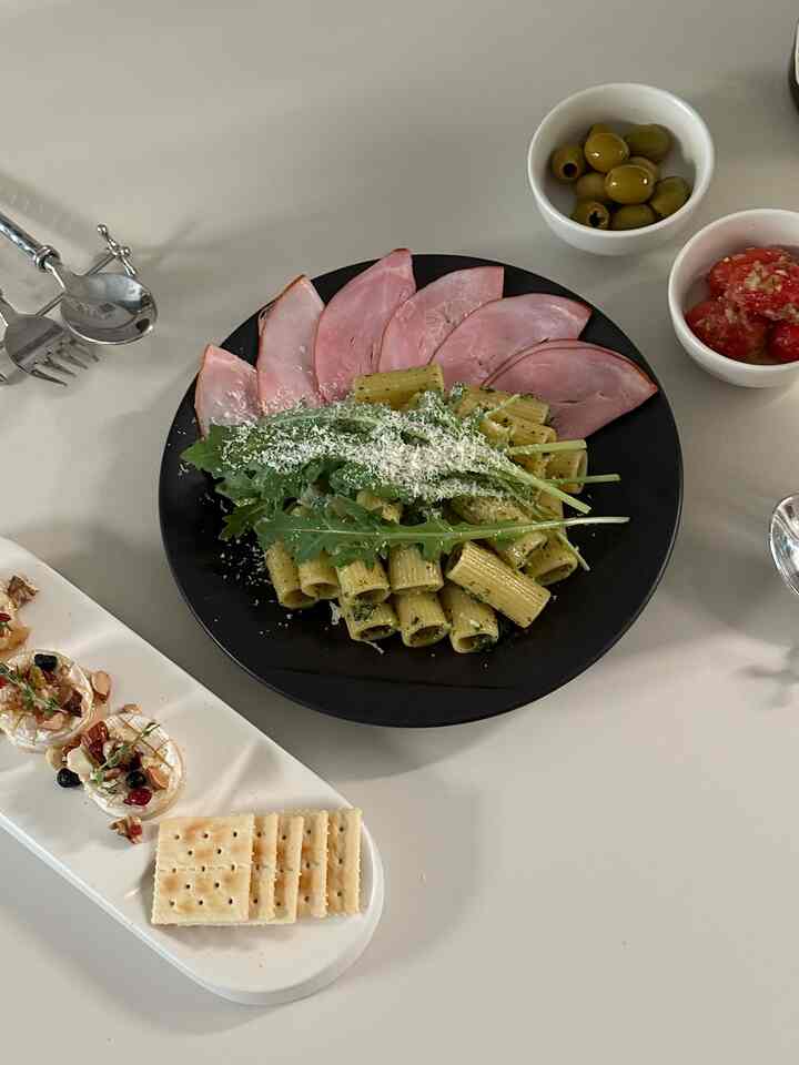 きれいな皿に盛って食べると気持ちも良くなる魔法！
プレーティングが苦手な低さでも、まるでファインダイニングで食べるかのようにきれいに収めることができるように助けるデケットのプレートです。

無彩色の皿が食べ物の色味をもっと生かしてくれ、食べ物が目にすっぽり入ってくるのではないでしょうか？


＃コンスープ記録集 