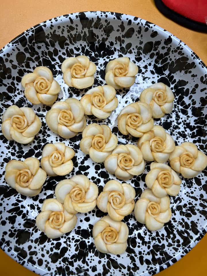 #콘수프기록집 #예쁜템최고야 #맞팔 #꽃인삼주  #가을 #단풍

一つの写真で二つの懸念を食べるｗ 忙しい渦中に夫は何なのかって何と言ったが…
プレゼントしたいところができて人参酒またしました〜まだ家にいる一本の味も見なければなりませんが今回
体に良くなると人参ももっと多く入れたらやっと入れました。完成は次の写真からすぐ行きます。
可愛い食卓と可愛い冷蔵庫の前でもう一度撮ってくれます。 
昨日は今日数学試験のある学生がいて仕事出ましたが紅葉が紅葉が一日間すごく変わった感じでした。
助手席に座って撮ってみます～ 可愛い紅葉ですね。本当にもっと美しいところも多いでしょう。 ^^
秋の紅葉を見たいのですが、それはできません。