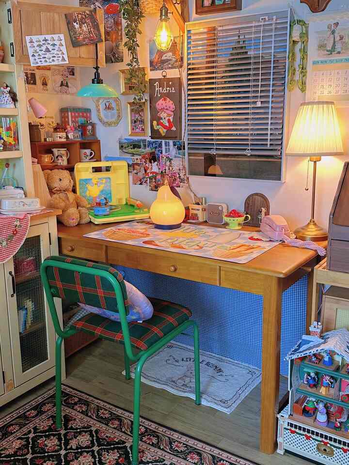 自然なブラウンの木製デスクとヴィンテージ小物が調和した居心地の良いレトロな作業空間