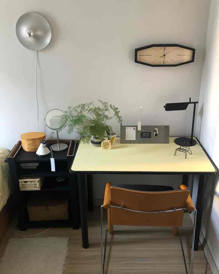 明るいイエローの机と茶色のレザー椅子が配置されたナチュラルな雰囲気のホームオフィス