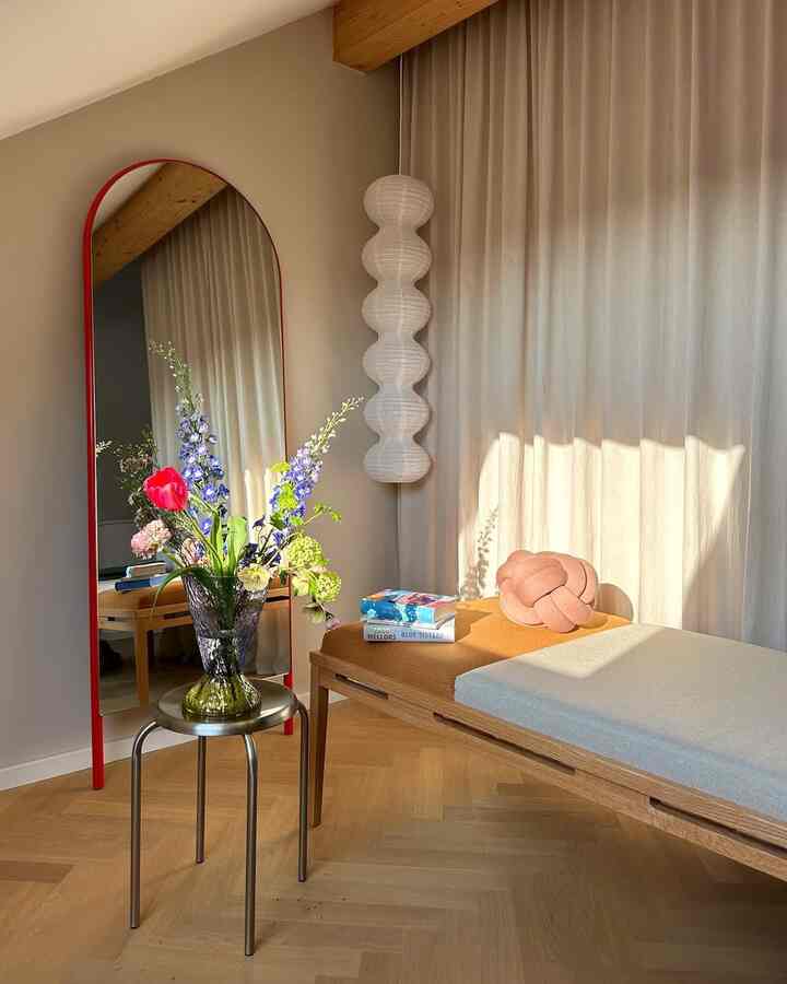 Cahaya keemasan dan bunga-bunga segar 🌷☀️
Sinar matahari yang lembut, tekstur yang lembut, dan semburat warna — sudut yang sempurna untuk bersantai dan bernapas.

Kredit: @hej_sylwi

#CozyVibes #ScandinavianInterior #SoftDecor