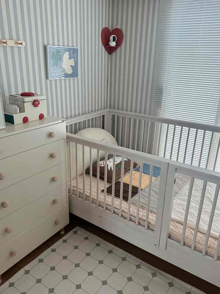 #비포애프터
This was originally a nursery, but now it's a playroom! 💗
I moved it here because the playroom had a lot of color! 

#Kids'Room #놀이방 #소르니아 #홈앤힐 #토라 #아기침대 #데이베드 #꿈꾸는요셉 #아기책상 #맘스보드 #아기방인테리어 #아방꾸 #장난감방