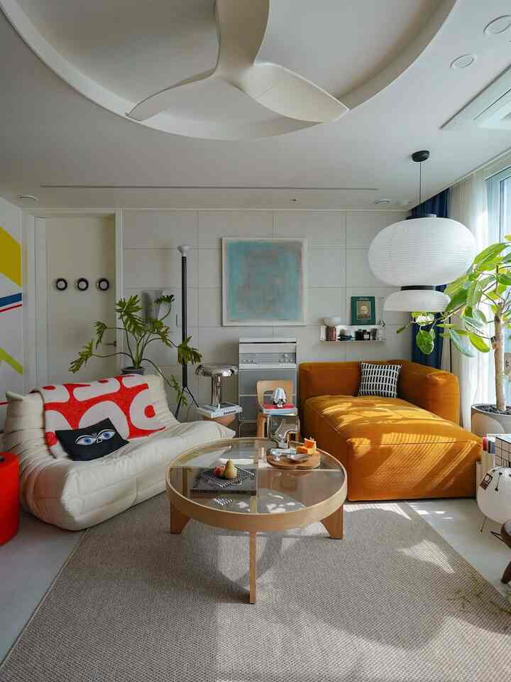 最近私の家、何が変わったのでしょうか？
日差しによってムードが変わり続ける季節じゃないですか。 🍂

その雰囲気をさらに深くする
リビングルームのメイン作品を変えました！🩵

壁インテリア、絵掛けひとつで空間の雰囲気は本当に変わりますよ！ 

オープンギャラリーで作品を選ぶ
この絵は妙に惹かれました。

空間全体が息をするような気持ちも持って、
色の汚れ、痕跡、時間の余韻まで…
落ち着いていますが、存在感は確かな魅力的な作品です。 ✨

今回もよく選びたかったんですよ😌
この空間に完璧に染み込んだ絵に出会いました。

🖼作品ノート
チェ・ジョンミ作家＜翼＞91x91cm（50号）

キュレーターノート中
「作品は時間の記録、
自然の光が作った色感と感情を込めた抽象的な力。

🎨色彩が感情を密に込めているので
私たちの家の快適な空気まで静かに満たしてくれる感じです。

@opengallery.krは3ヶ月ごとに作品を変えます
季節と好みを盛り込める絵レンタルサービス
本当に魅力的です。👍

64,000点以上の作品と専属キュレーターおすすめで

✔️特に今は秋を迎えるイベント進行中です。
月1万ウォン台から始まる絵レンタル
壁インテリア、絵掛けがはるかに気軽に可能です🤎

本物の私の好みを発見するときめき、自分で体験してください。
絵一つで空間の格まで一緒にあげてください✨

。
。
。

広告#livingroomdecor #vibeyhome #moodathome #koreanartist #modernart #wallartdecor #homeinspo