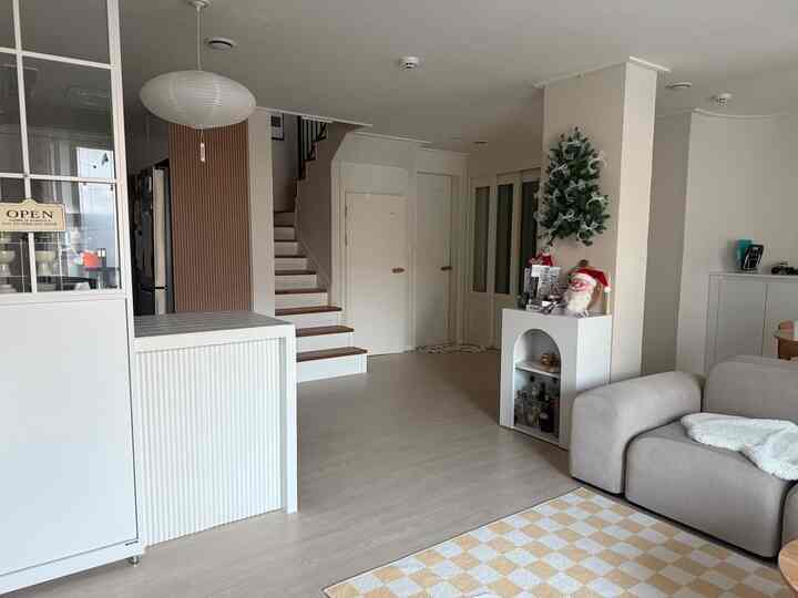 ＃今日の私たちの家＃コンスープ記録集

今週は少し速いと思います❤️
もう水曜日今日も需要です❕🤍

＃ガラスの壁＃壁の壁＃壁のインテリア＃壁の木＃クリスマス＃ペブルソファ＃ジャクソンカメレオン＃モジュールソファ＃暖炉コンソール＃コンソール収納場＃テンバーボード＃リビングルーム＃リビングインテリア＃階段＃タウンハウス＃ウッドハンドル＃冬のインテリア＃クリスマス＃スペース分離＃スペースリサイクル＃リボンツリー 