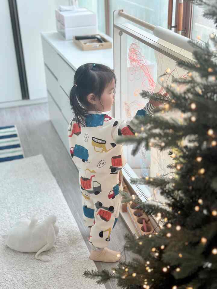 #赤ちゃん 

1.登院前から絵を描く会長様🎄
2.木の写真を撮る会長
3. 会長様のリクエストで撮った写真

＃今日の私たちの家＃クリスマス＃クリスマス＃ベベデコ＃ベベデコツリー＃バルコニー＃バルコニーインテリア＃ベランダ＃ベランダインテリア＃構築アパート＃コンスープ記録集 
