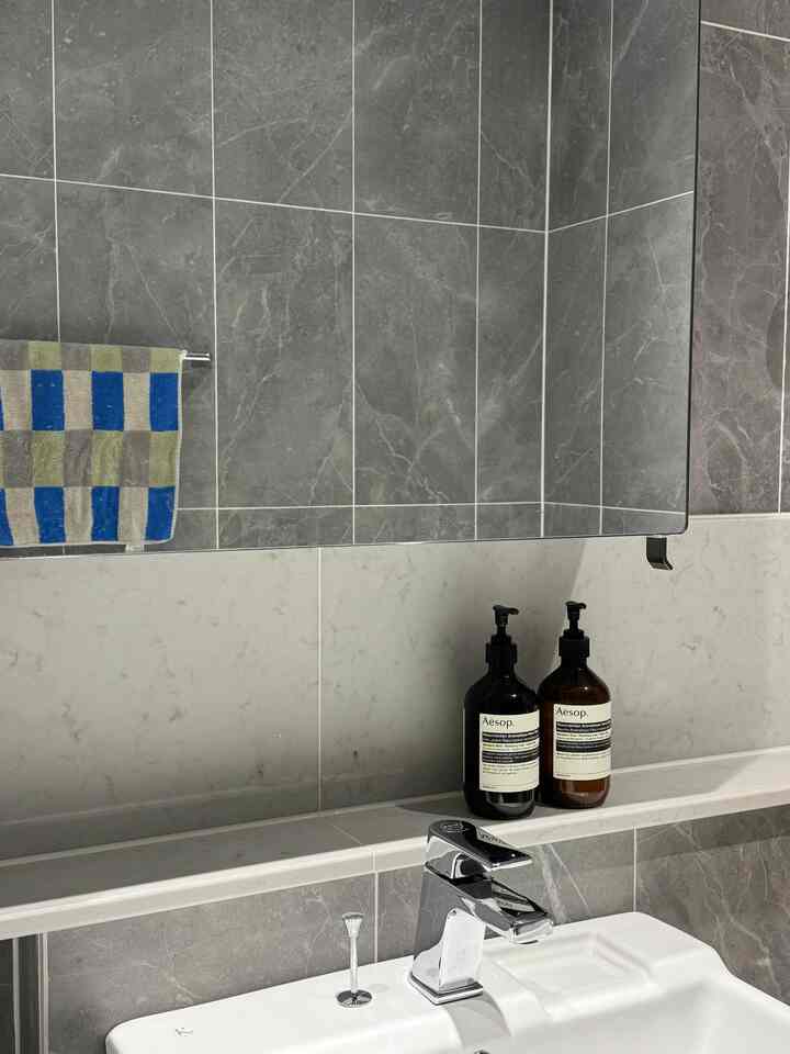 #FTC18thStory
#FTCRecord
#OurHomeToday
#CornSoupRecord

Today's Home: * Bathroom Story 🛁
With a 3-year-old, our bathroom
is always a colorful, vibrant space 🚿

Pikachu, ice cream making, and even bubbles 🫶
My son, for whom bath time is the most enjoyable part of the day 🐤

Sometimes I dream of a clean, sentimental bathroom,
but I also think the current scenery with my child is beautiful 🙈

Today, to celebrate Christmas early,
I added some accents with the #Lenova Christmas Edition ❤️💚
It's a small change, but it warmed the bathroom atmosphere a whole lot :)

#PrettyItemsAreTheBest #PrettyHouseholdItems
#OurBathroom #OurHomeRecord
#DailyRecord #LenovaChristmas
#HousekeepingDiary #BabyBathPlay
#Homestagram #HomeDecoration #EarlyChristmas