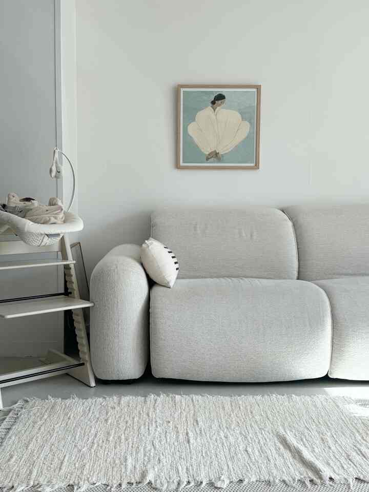 ナチュラルカラーの子供部屋、ベージュのソファとラグが落ち着いた雰囲気を作る空間