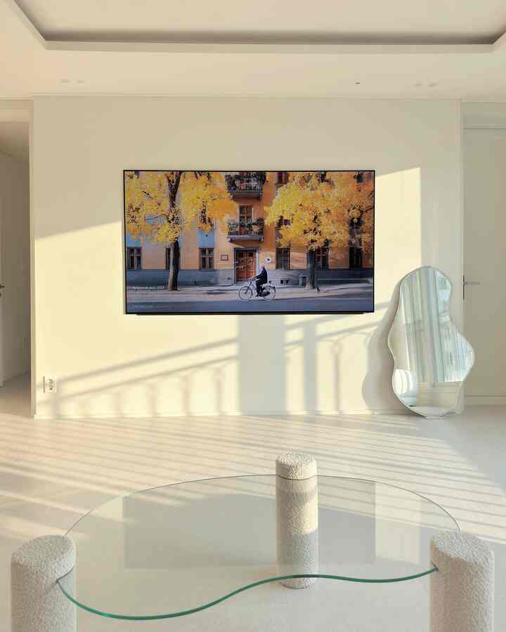 

ショールームのような私たちの家のリビングルーム🏠💛

まるでギャラリーのように、額縁のようなOLED TVを活用し、季節や気分に応じて画面を変えて空間に変化を与えています。 

私の家のテレビは見る人ごとに感心します。半埋立施工で壁にぴったりつくようにしました。あまりにも満足するインテリアのおすすめ施工です:)



#FTC18期の話＃コーヒーマシン＃新婚旅行＃リビング飾り＃リビングテーブル＃アパートインテリア