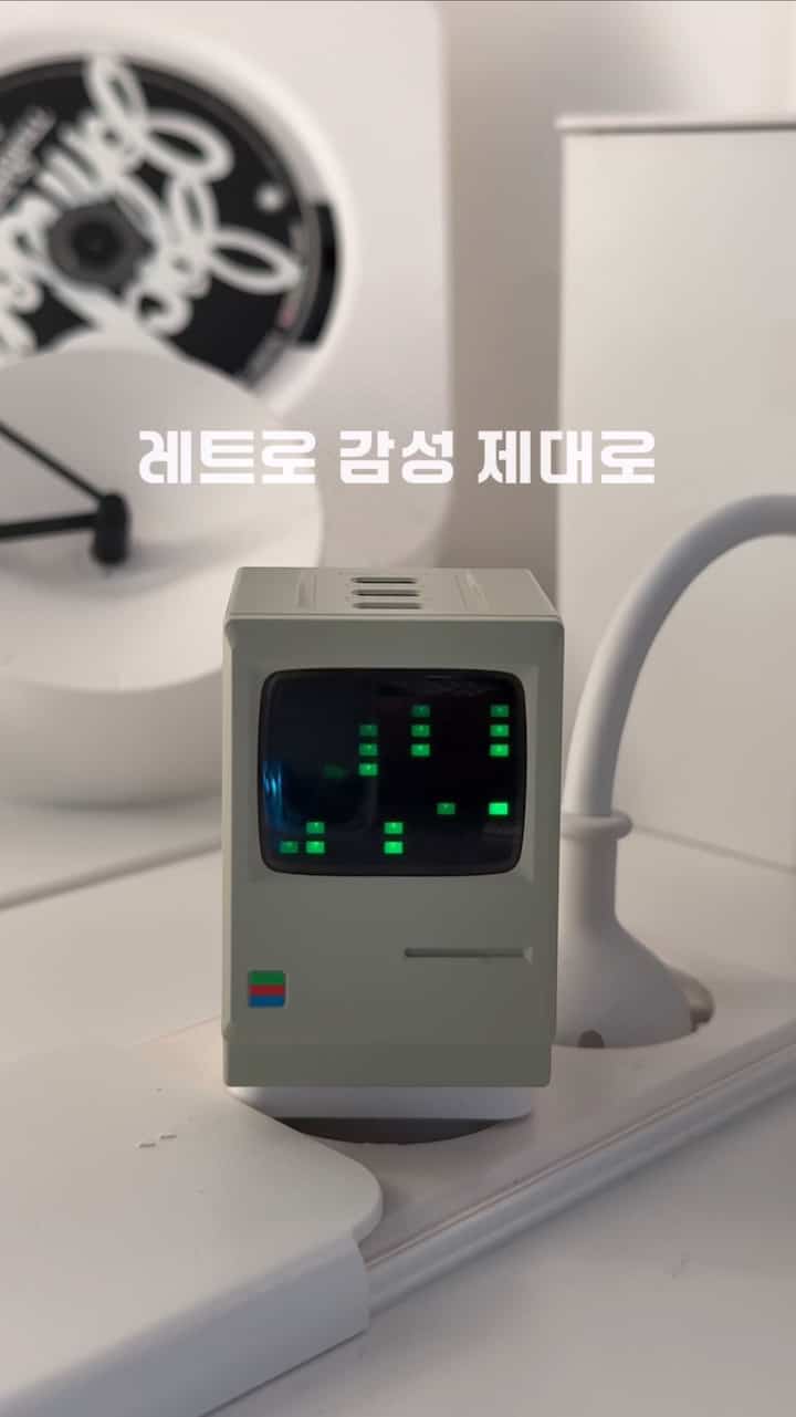 ＃製品提供レトロなコンピュータのようですが、🖥️実際には、マルチ充電器です。

220～110Vの豚鼻をはめ込み、プラグを接続すると
ディスプレイが点灯し、マトリックス感性が生きますか。 📺

USB-Cタイプ3ポートで同時に充電が可能
複数のデバイスを一度に解決できるかわいい友達です。

使わない時はデスクオブジェでトゥックアップしておくのもきれいですね。

特に好きなブランド、@sharge_official✨
こちらの商品はひとつ同じようにデザインすっきりです。
テクダックなら誰でも惚れるブランドです！ 🥰

#Sharge #retro67wcharger #マルチ充電器 
 #MultiDeviceCharger #DeskAccessory 
#DeskSetup #deskgoals #デスクテリア #デスク小物 #コンスープフィルム #マルチ充電器 #デスクセットアップ #モノトーンインテリア #スペシャルクリエイター #今日の家 #今日の家クリエイター #製品おすすめ