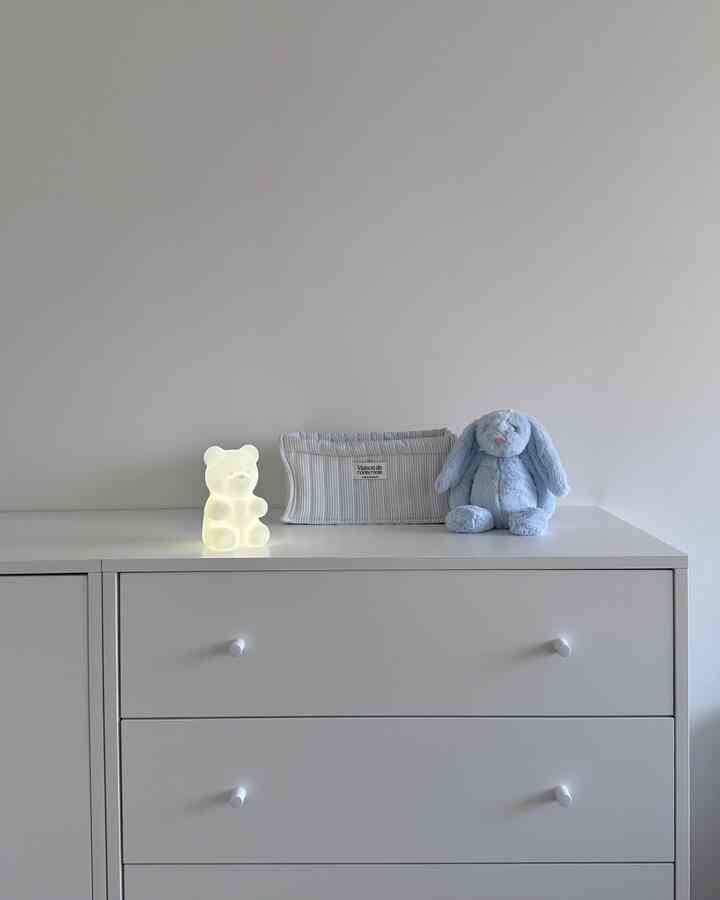 Come see our gummy bears🧸 * ˚₊♡
I'm a bit of a light savvy person, but I never had a soft light to put near my baby. So, I happened to receive this adorable gummy bear nursing light🤍 ! Isn't it so cute! ( ⸝⸝ɞ̴̶̷ ｡ ɞ̴̶̷ ⸝⸝)

The touch controls the four-level brightness, and the soft silicone material feels great to the touch☁️
I find it particularly useful during early-morning feedings🌙
The soft light diffuses smoothly, creating a cozy atmosphere without being dazzling.
🕖It also has a 30-minute, 60-minute, and 90-minute timer, making it perfect for feeding or before bed!

The design is so cute, it would make a great baby room decor piece or a baby gift. ₊ 𓂃 ⊹🧸🤍

🏷️ @monosmile.officail Monosmile Jelly Bear Bebe Line Nursing  #예쁜템최고야 #젤리곰무드등 #수유등 #취침등 #수면등 #아기방꾸미기 #아기방인테리어 #기저귀갈이대 #아기침대 #아기방소품 #출산선물 #아기가있는집 #아기가사는집 #육아는템빨 #육아템 #육아템추천