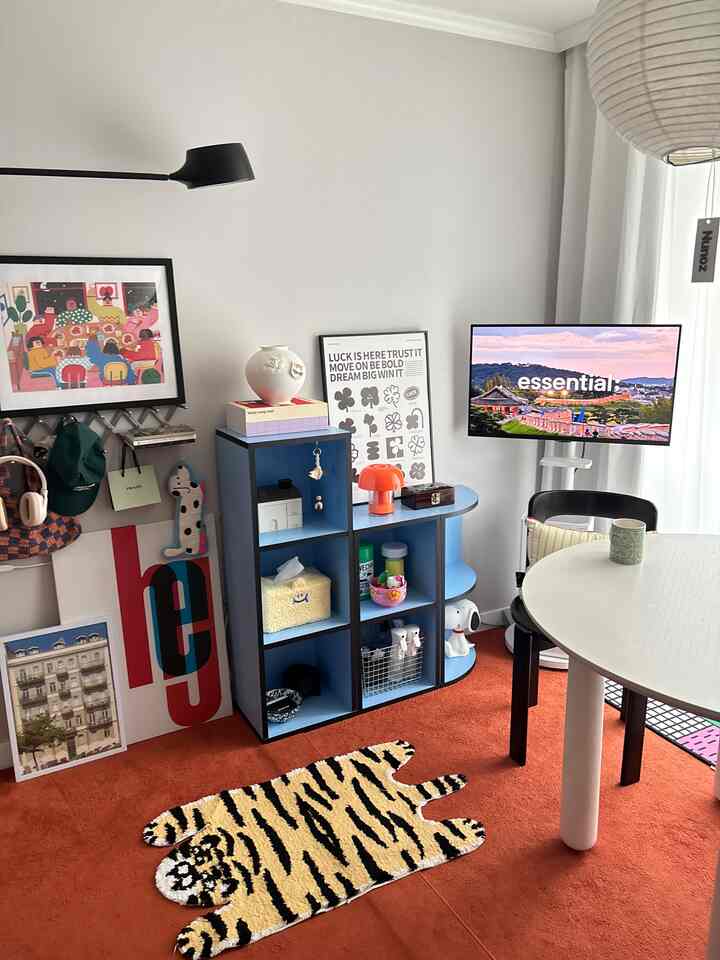 Paling enak foto-foto pas matahari terbit. Rumah kami jadi lebih terang lagi kalau ada sinar matahari.
.
Di mana saya bisa menemukan organizer tutup panci IKEA? 😎
.
#RumahHariIni #콘수프기록 #콘수프기록집 #콘수푸기록 #오늘의집 #알록달록 #컬러인테리어 #컬러풀 #컬러풀인테리어 #외국감성 #이케아 #다이소 #선반 #식탁 #의자 #러그 #러그인테리어 #러그추천