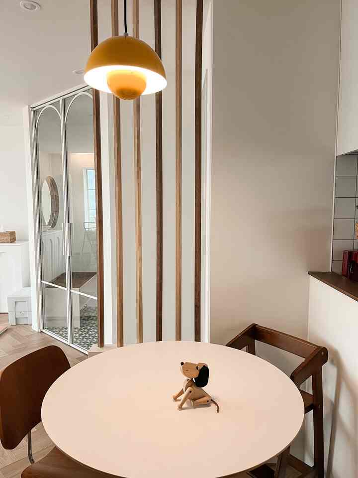 #2025年のトレンド
#コンスープ記録集 #インテリア


📍構築の限界を克服するために頭を包んで悩んだレイアウトなので、保存しておいて使い込めばいいと思います 😍😍

📌過酷なトゥベイキッチン克服可能な蜂蜜チップ大放出!!🍯

トゥベイのキッチンは長くて狭い形のため、冷蔵庫の席をあきらめたり、食卓をあきらめる方が多いでしょう。
食卓に食器洗い機まで全て入っています 🙋🏻‍♀️🙋🏻‍♀️

✓キッチンサイズ調整によりアイルランドの壁を立てる
✓ 冷蔵庫のサイズに合わせて壁を立ててくれる（アイルランドの壁と水平になっています）
✓ドアの横に木棒を使って壁を建て、キッチンパーティションを作る
（ホームカフェのようなダイニングテーブルスペースで完成）
しっかりとタイトに見える空間なので、できるだけ開放感があり、見せようとするパーティションも木棒で、シンクもオープン場としてデザインしました。


＃インテリアチップ＃構築リモデリング
#livingroom #balcony #apartment #homedecor
