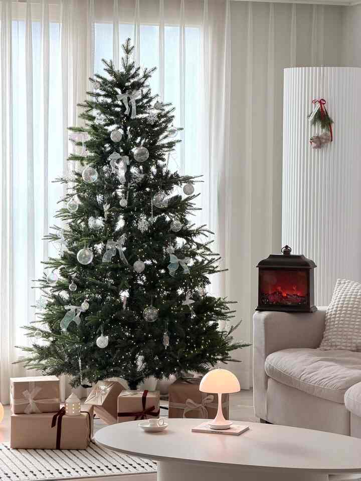 #오감리뷰 This is a review after personally using and styling the product provided through the program.

Christmas in November 🎄✨️
I installed a Christmas tree early in the early winter. I hate the cold winter, but the excitement of Christmas feels like a gift and the warmth it brings is also wonderful :)

Every year, I installed a white tree, but this year, I decorated it with an elegant and lush green tree. Even a small light creates a classic atmosphere, and it's so pretty. The warm, bright light brings a cozy feeling to the space. 🤍

It was easy to install, so I decorated it myself in no time!
I chose the 190cm size, and the premium materials make it stand out even in its size. It fills the space, doubling the hope and excitement.😍

The steel stand provides stability, so I didn't expect it to wobble or bend easily. This triangular, seamless, and lush tree truly captures the holiday spirit. Available in two colors—green and sentimental white—you can choose the one that best suits your space.

The tree's durability and excellent branch ratio ensure that the tips don't fall off easily, and the overall shape is beautifully flat. The subtle, natural green, reminiscent of a Nordic evergreen, is luxurious and refreshing, making it even prettier.💖

I hope this Christmas is a gift-like day for everyone.

#ChristmasTree #크리스마스 #트리 #무장식트리
#LargeTree #연말인테리어 #크리스마스인테리어
#TreeDecoration #크리스마스데코 #크리스마스소품

#Ornament #거울인테리어 #거실인테리어 #홈데코
#LivingRoomStyling #홈스타일링 #모던인테리어
#OurHomeToday #콘수프기록집