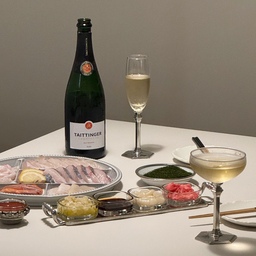 저는 회친자라 일주일에 한 번은 꼭 회를 먹어요! 
자주 가는 농수산물시장에서 모둠회를 떠왔는데 이번에는 줄무늬전갱이가 진짜 JMT..
줄무늬전갱이는 ⭐️여름 방어 ver.⭐️이라고 불리는데요 방어처럼 기름지고, 씹을수록 고소하고 단맛이 돌아요💭
회를 먹을 때 초장이나 간장에 곁들여도 좋지만
저만의 킥! ‘마법의 소스’가 따로 있답니다✨
👉🏻 백김치를 잘게 썰고, 올리브오일 + 후추를 넣어 숙성시키기! 기름기 있는 회 위에 곁들이면 깔끔하고 감칠맛이 살아나요
회 먹을 때 올리브오일 + 소금 + 후추 조합 소스도 많이 드시던데 저는 백김치 넣어 만든 소스가 더 개운해서 좋더라구요
아무래도 계속 회만 먹다 보면 살짝 느끼할 수 있는데
이 소스와 함께 먹으면 김치가 느끼함을 싹~ 잡아줘요😋
이번에는 떼땅저 샴페인을 곁들였는데 적당히 드라이해서 그런지 기름기 있는 회랑 정말 찰떡궁합!!🫶🏻
정신없이 바빴던 한 주였지만 좋아하는 음식에 샴페인 한 잔 곁들이니 그게 바로 행복이죠🥂
#위캔다이닝 #홈다이닝 #홈스토랑 #플레이팅 #온터데이블 #홈바 #와인 #와인잔 #회 #샴페인 #신혼부부 #신혼집 #그릇 #디마르세 #꿀팁 #홈파티 #델라온 #아끼는애정템 #맞팔 #콘수프기록집 #오늘의우리집