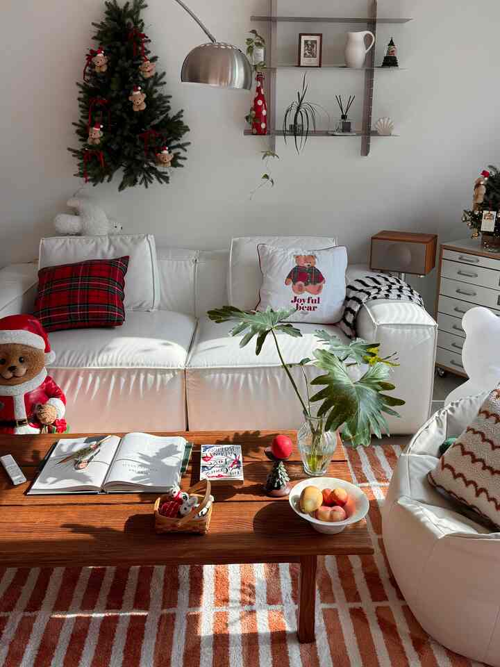 #콘수프기록 ㅣ Dari Musim Gugur hingga Natal 🎅🏻

Tahun ini, saya beralih dari pohon biasa ke pohon dinding.

Suasana Natal tahun ini✨🌲

Setiap tahun, saya memikirkan konsepnya, tetapi kali ini, saya memikirkannya dan sedikit mengubahnya. 🤍
.

#PohonNatal #크리스마스데코
#DekorasiNatal #트리꾸미기 #루시아이
#PohonDinding #벽트리인테리어 #벽꾸미기 #크리스마스소품
#InteriorPohon #거실인테리어 #거실스타일링
#InteriorMusimDingin #겨울의우리집 #러그인테리어
#KarpetKarpet #장스탠드 #장스탠드조명
#InteriorRak #선반꾸미기
#PenataanRak #3인용소파 #화이트소파 #화이트인테리어
