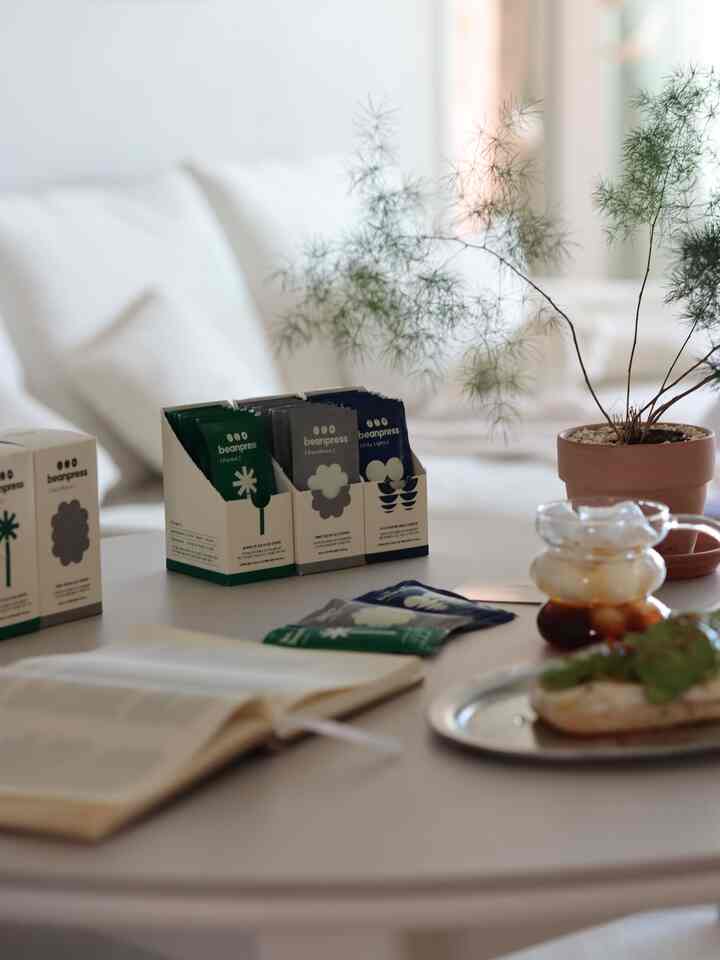 #오늘의우리집 #콘수프기록집

I can't start my day without coffee ☕️

Today, I started my day simply with Bean Press Cold Brew, made with 100% whole bean coffee.

It comes in an individual pouch,
so it's easy to carry around and drink.

Have a fragrant day with a cup of coffee today! 🤎

#Coffee #콜드브루 #홈카페 #빈프레스
