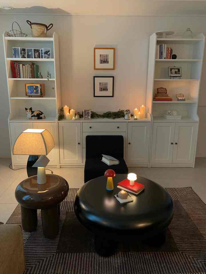 ホワイトとブラックの色調のリビング、ビンテージ小物とクリスマス装飾が配置された雰囲気のある空間