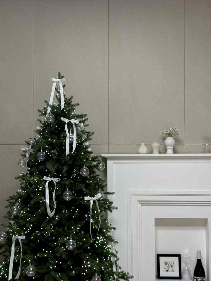 ＃今日の私たちの家＃コンスープ記録集 

ついに木を飾った油~~
昨年よりも枝が何か豊かにない
もっと行く私の手の毛を運ぶようだ
ここまでにしようと思う🥹 

2枚目の写真は2人目の息子が自分も木を飾ると
ぬいぐるみをつけた……。



＃ツリー＃ツリーを飾る＃ツリー装飾＃トリオナメント＃ムカデ電球
＃ミリークリスマス＃クリスマスツリー＃オーロラ装飾＃暖炉
＃暖炉コンソール＃暖炉装飾＃ムアルメロミュー＃ベルデフレーム
＃デイリーオブジェクト＃セラミックオブジェ＃シルクリボンツリー装飾
＃リビング＃リビングを飾る＃リビングスタイル


