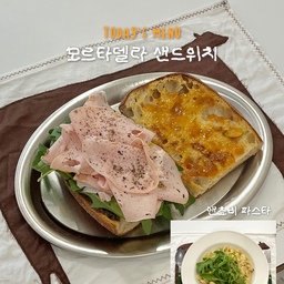 👩🏻‍🍳 𝓗𝓸𝓶𝓮𝓶𝓪𝓭𝓮 𝓫𝓻𝓾𝓷𝓬𝓱 🥪
다들 이번 주말도 잘 보내셨나요?
저는 친구에게 올리브페스토와 바질페스토를 
선물로 받아 오랜만에 브런치 한상을 차려봤어요!
타르틴 베이커리의 슬랩🥖
소금집 모르타델라🍖
살구잼과 올리브페스토🫒
거기에 감칠맛 엄청난 앤쵸비 파스타까지
간만에 만끽했던 여유로운 주말 점심이었네요 ˚⋆𖧷₊˚
#콘수프기록집 #살림살이 #샌드위치 #주말브런치 #홈브런치 #brunch #모르타델라 #소금집 #마켓컬리 #루꼴라샌드위치 #앤쵸비파스타 #신혼살림 #신혼집 #신혼밥상