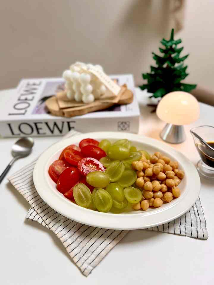 ＃かわいいテム最高です＃コンスープ記録集 
ひよこ豆サラダ完成！ 🥗
シラクス皿に入れるとプレーティング満足度200％😍
シンプルなサラダもボウルひとつに特別に見えますね。
ずっとこの皿だけ手が行きます、毎回満足できるプレーティングのおかげで料理する味がします！
＃ひよこ豆のサラダ＃ビーガンサラダ＃サラダレシピ＃プレートラバー