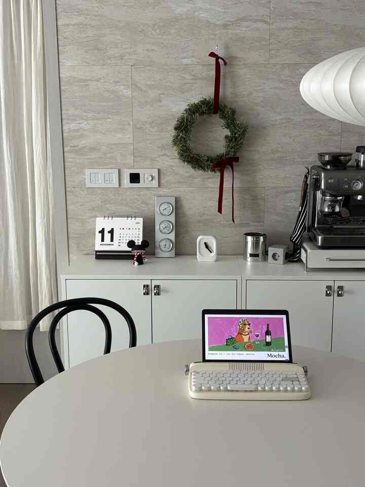 キュレータープログラムを通じて製品を提供され、直接使用してスタイリングした後期です。

#製品サポート
シンプルなデザインに仕上げるクリスマス感性！

高級感のあるPE 100％で削り落ちせず、スリムな形で座らず、狭い空間でも演出が可能でプレゼントとしてもピッタリですよ🤭

完成した形で配送となり、電球だけ巻きつけられるデザイ
流行に乗っていないクラシックなデザインで毎年取り出すのが好きです🖤
赤いベルベットのリボンでポイントもあげるのが好きです🥰

ジョイクリスマスリースled電球セット
@todayhouse

＃コンスープ記録集 
＃今日の家エディション＃今日の家＃クリスマス＃ホームスタイリング＃家の装飾＃ラチューリップ＃クリスマスレス＃home＃homeswethome