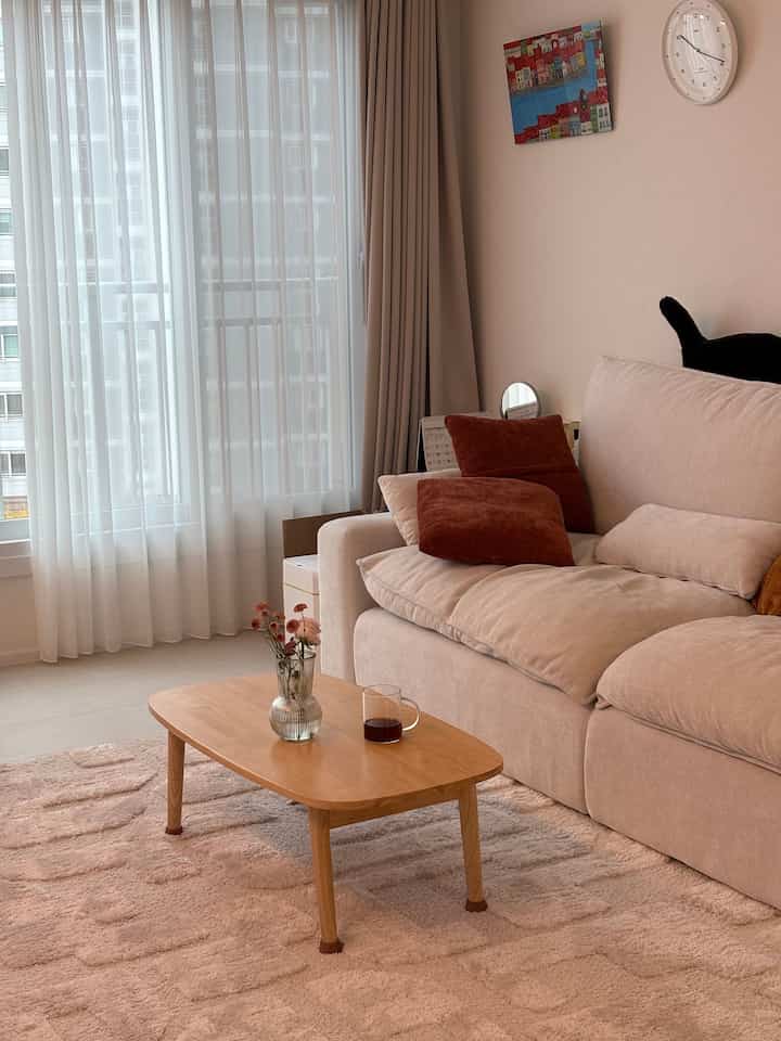 ラグひとつで完成したリビングルームの暖かさ🛋️

冷たい風が吹き始めたので、リビングの床がとても冷たく感じられました。
だから悩みの末に選んだイシラメゾンサンドラグ！

店内から直接見たら画面よりはるかに高級で、
黄色気よりわずかに暖かい灰色が混じったクールトンホワイト感でした。
我が家のムードにぴったりのカラー✨

何よりも素足に触れる肌触りがとてもボーダラです。
もうラグの外に一歩も出たくないほどです☁️

ビポ＆アフターで比較してみる
確かに空間の温度が変わった感じです。

＃非ポアフター＃イシラメゾン＃サンドラッグ＃ラグおすすめ＃リビングアイテム＃リビング飾り
＃リモデリング＃感性インテリア＃暖かい家＃居心地の良いリビングルーム＃ホームインテリア＃秋のインテリア