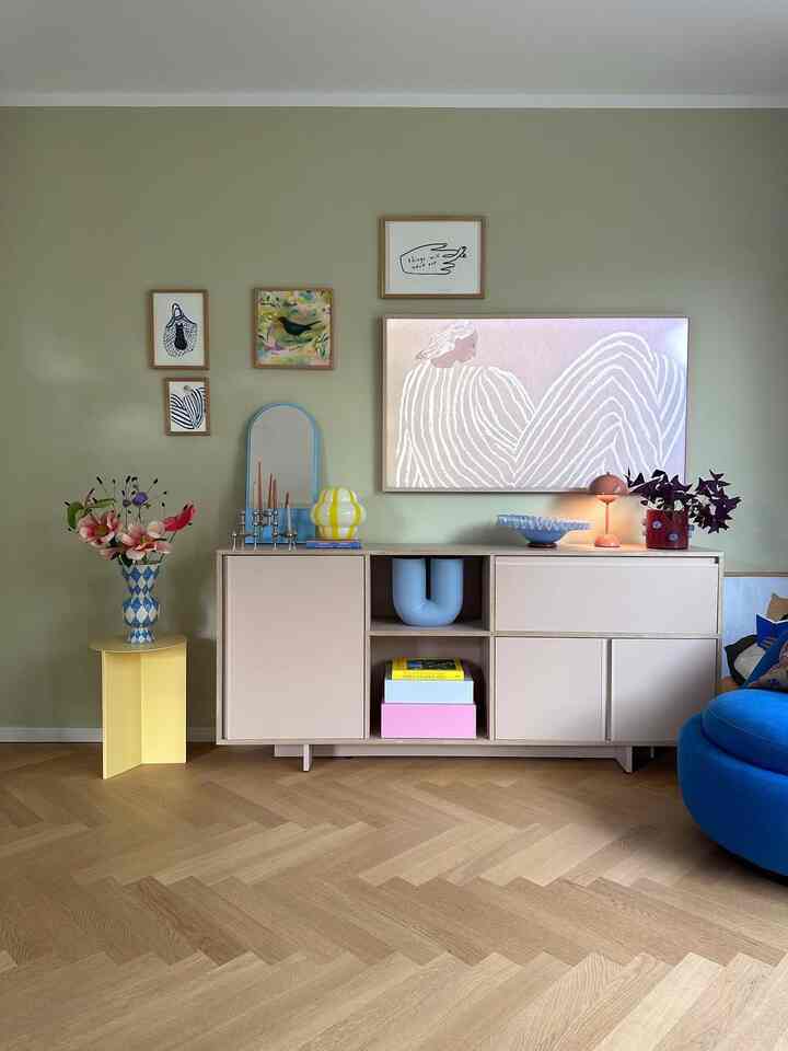 Soft sage walls meet pops of pastel and sculptural shapes 🌿💛
The clean lines and playful accents strike a perfect balance between calm and creativity.

Credit : @hej_sylwi

#ModernDecor #PastelInterior #ScandiStyle