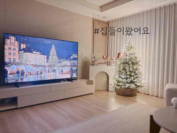 #家が来ました 

何年も一緒にやっているのと同じツリーですが、今年もきれいに飾ってみました、すでにからときめくようです。おなじみのキラキラの中に、今年の思い出が一つずつ積もっていくでしょう✨🎄

＃クリスマス＃クリスマス＃クリスマスデコ＃クリスマスのインテリア