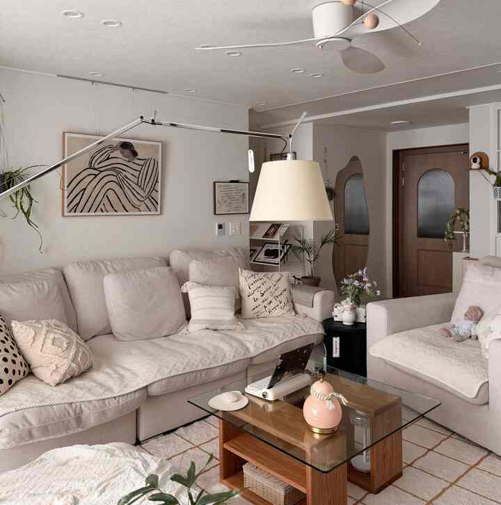 ベージュとナチュラル調のリビング、大型4人用モジュラーソファとガラストップコーヒーテーブルが調和する居心地の良い空間