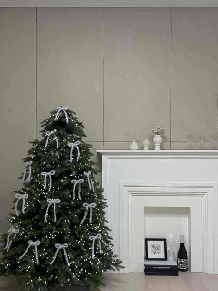 #작은변화큰차이

実は……前週末に急いで飾られた木
私はあまり気に入らなかったよ〜🥹  #트리꾸미기 #트리장식  #벽난로선반 #벽난로인테리어  #베르데  #리본트리 #니트리본 #오늘의가든