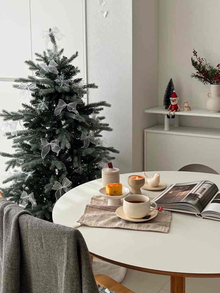 #오각형우리집 #포토존 #콘수프기록집

最近私の家フォトゾーンはヨギ！ 
木と暖炉、クリスマスアイテムが一目で入ってくるテーブル席です:) 
テーブルの上で写真を撮るとクリスマスの雰囲気が漂っています。  #크리스마스소품 #크리스마스 #크리스마스인테리어 #티타임 #홈카페 #소통 #맞팔 #선팔 