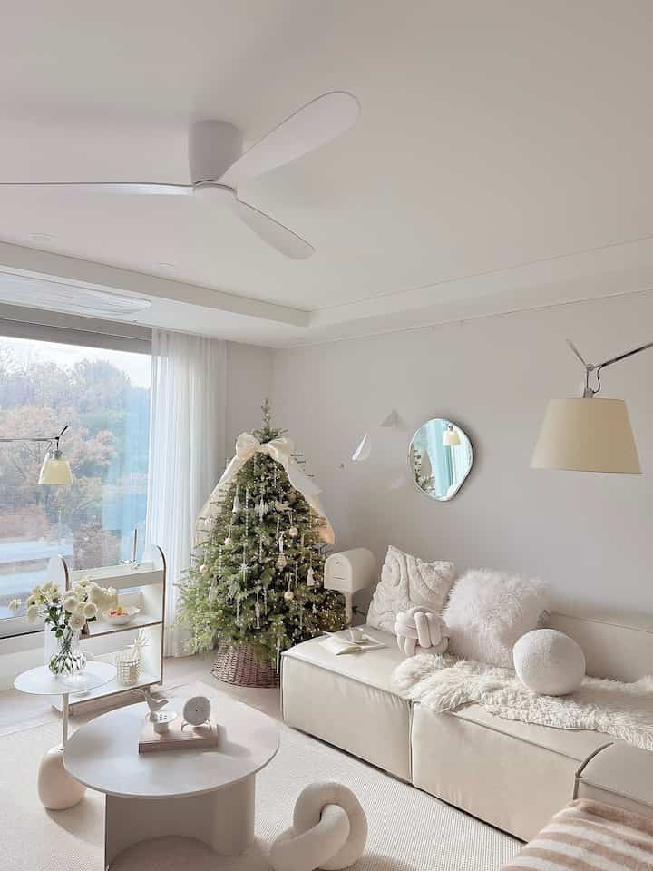 #콘수프기록집  🎄✨🤍🕊️

秋のぬくもりと冬のときめきが一緒に泊まる私たちの家🍁🎄

リビングでいつも一緒にいたコメモがジュニートロリーをよく使ってきましたが、今回愛情を込めているコメモイから新型コモロンドトロリーをプレゼントいただきました〜🤍

活用するにつれて違う感じを出すことができましたよ🤍
私がコメモイが好きな理由の一つは、子供の家具でありながらもインテリアの小物のように調和して調和しているということですよ☺️

たぶん今回は子供より私がもっと欲張るようになるかもしれません…。  #트리꾸미기 #크리스마스트리 #거실인테리어 #집꾸미기 #오늘의집 #꼬메모이 #꼬모론드트롤리  #homestyle