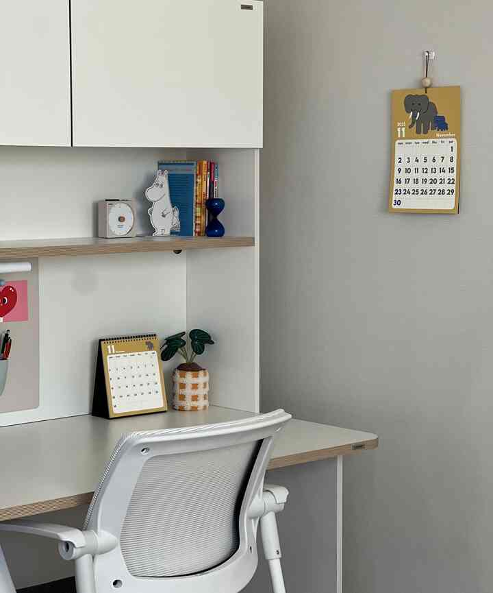 ホワイトトーンの子供部屋にシンプルで清潔感のあるホームオフィスとしてデスクとオフィスチェアが配置されたインテリア