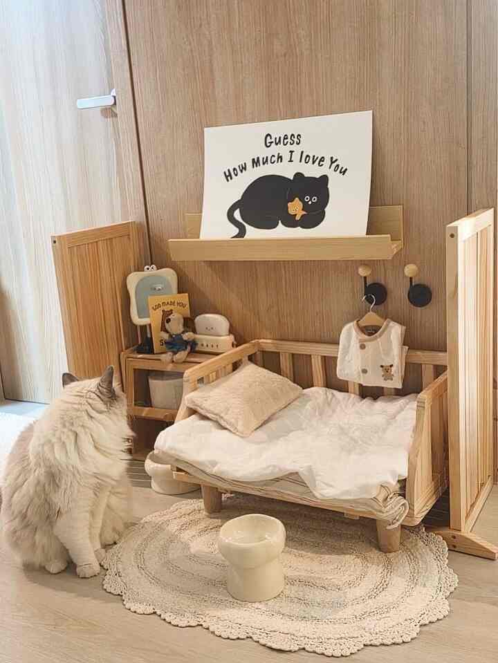 ナチュラルな木目調の壁とヴィンテージ風の猫用ベッド、食器が配置された温かみのある猫スペース