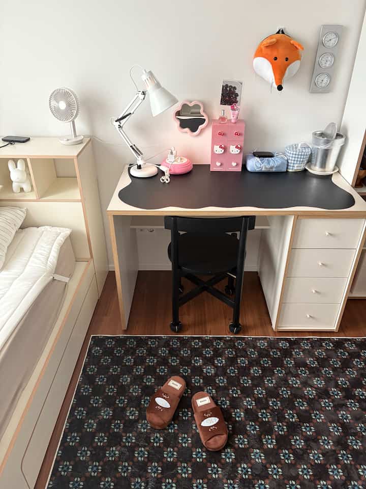 白と茶色のトーンの子供部屋、ブラックのデスクと椅子が配置された雰囲気の良いインテリア