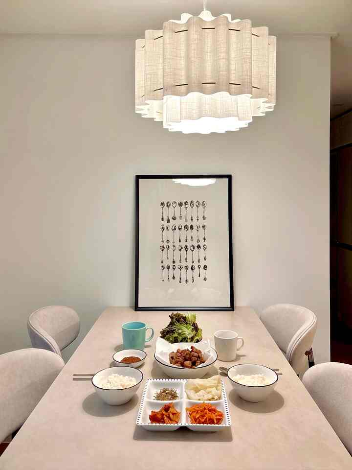 柔らかなホワイトトーンのダイニング、4人用の食卓と落ち着いた椅子が配置されたシンプルな空間