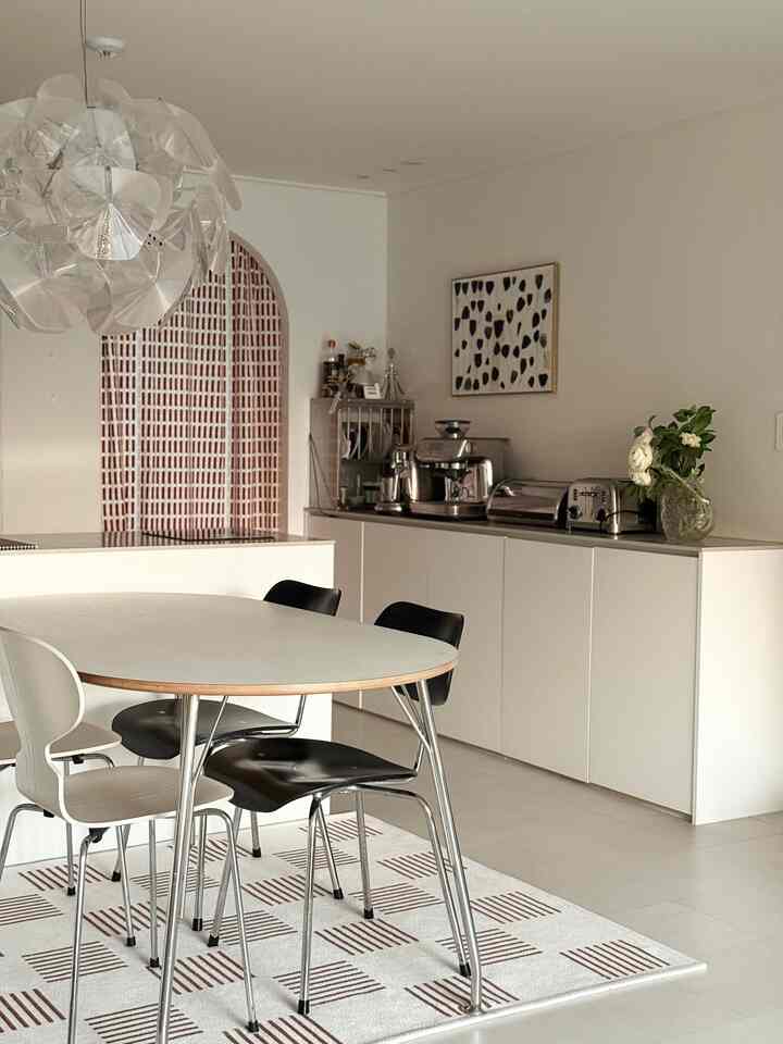 白と黒の色調のダイニングルーム、モダンな家具とおうちカフェが調和した雰囲気のあるインテリア