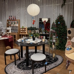 🎅🏻✨ 오늘의집 북촌에서 열린 첫 크리스마스 팝업하우스 ෆ̈
<산타의 집>에 다녀왔어요.
저녁 퇴근길, 따뜻한 불빛이 새어나오는 공간.
곳곳마다 놓인 장식들이 겨울의 시작을 
한껏 느끼게 해주는 곳이었어요⋰˚★
포근한 무드 속에서 애정하는 브랜드들의
크리스마스 아이템을 직접 보고,
실물로 보고 싶던 가구들과 함께 어우러져
눈이 즐거웠던 시간이었답니다. ˖⁺
특히 @say_touche @hibern.kr 제품으로 
꾸며진 공간에 눈길이 가더군요..🖤_🖤
종종 경춘자 라면 먹고 전시 보러가는 북촌에,
오르골 상자처럼 예쁜 공간이 생겨서
얼른 소개해드리고 싶었답니다,,☃
예상보다 늦게 도착해서 소원은 못 적었지만,
더 추운 날 짝꿍이랑 또 들러보려구요🎄
물론 라면도 함께…🍜🍜
겨울 초입, 크리스마스를 미리 준비하고 계신다면
<산타의 집> 오늘의집 북촌으로 놀러가 보세요 🎅🏻✨
🎄 THE HOUSE OF SANTA where trees gather
📆 2025.11.07 - 12.28
📍 북촌로5길 11 오늘의집 북촌 1층
@todayhouse @ohouse_bukchon 
#오늘의집북촌 #산타의집 #오프하우스 #북촌 #북촌전시 #북촌데이트 #전시 #전시추천 #크리스마스인테리어 #홈스타일링 #오늘의집 #오늘의집크리에이터 #스페셜크리에이터 #christmas #미리스페셜크리스마스 