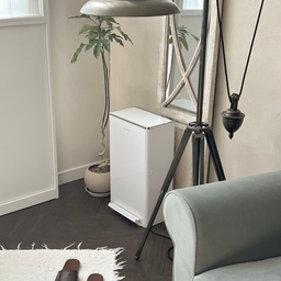 #최애브랜드
요즘 진짜 육아템보다 생활템이 더 중요해진 시기,,🫠
집안 위생은 물론, 냄새까지 깔끔하게 잡아주는
매직캔 히포 오토실링 화이트 크롬 휴지통 소개해요.
쓰레기를 버릴 때마다
냄새 걱정 없이 최신형 더블락 시스템인 2중 뚜껑으로
깔끔하게 관리 가능해 아기 안고 있을 때에도 
페달만 밟으면 손쉽게 툭- 버릴 수 있어서
육아맘 필수템이 바로 이런거 아닐까요
화이트 크롬 컬러라 어디에 둬도 인테리어도 깔끔하고,
27L 대용량이라 하루종일 써도 여유롭더라구요✨
특히 매직롤 절단 칼날 덕분에 필요한 만큼 ‘맞춤 커팅’되고,
테이프로 ‘깔끔하게 마무리’돼서
손 더럽힐 일 없이 위생적으로 사용할 수 있고-
위생ㆍ편리함ㆍ디자인 
삼박자 다 갖춘 매직캔 휴지통!
요즘 진짜 버리는 일마저 
똑똑해진 느낌이에요- 🖐🏼
#매직캔 #매직캔오토실링 #육아템추천 #리빙템 #생활템 #생활꿀템 #주방템 #육아맘일상 #집꾸미기 #리빙그램 #거실인테리어 #주방템 #아기가사는집 #청소템 #살림꿀팁