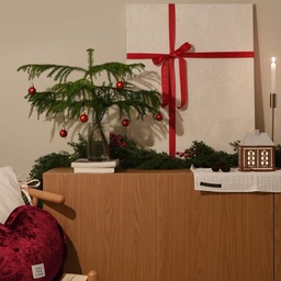Christmas decorating tips🎀 인테리어로 활용하던 백드롭 페인팅 액자에 리본만 더해주세요!
뒷면에 스카치테이프로 고정하고 앞쪽에 리본만 더해주었어요! 스카치테이프 사용하지 않고 선물 포장하듯 묶어도 되겠죠?
저는 포장으로 쓰였던 리본을 모아두는데 여기에 레드 리본이 있어서 0원으로 완성했고요! 개인적으로 벨벳 리본이 더 예쁠 것 같아요.
▪️리본 묶은 액자 앞에 크리스마스 오브제를 두어도 좋고 ▪️트리 옆 콘센트 앞에 두었더니 
⠀⠀지저분한 것들 가려져서 너무 좋아요!🎄✨
크리스마스 끝나면 원상복구 가능!
⠀
⠀
⠀ 
#크리스마스데코 #홀리데이 #크리스마스인테리어 #홈스타일링 #겨울인테리어 #리본활용 #감성인테리어 #집꾸미기 #홈데코 #holidaydecor #christmasdecor #ribbondecor #holidayvibes #christmasaesthetic
#오늘의우리집 #콘수프기록집 #콘수프필름 #콘수프기록 #오늘부터크리스마스 #미리스페셜크리스마스 #오늘의집 #오늘의집크리에이터 #오늘의집스페셜크리에이터 #스페셜크리에이터 