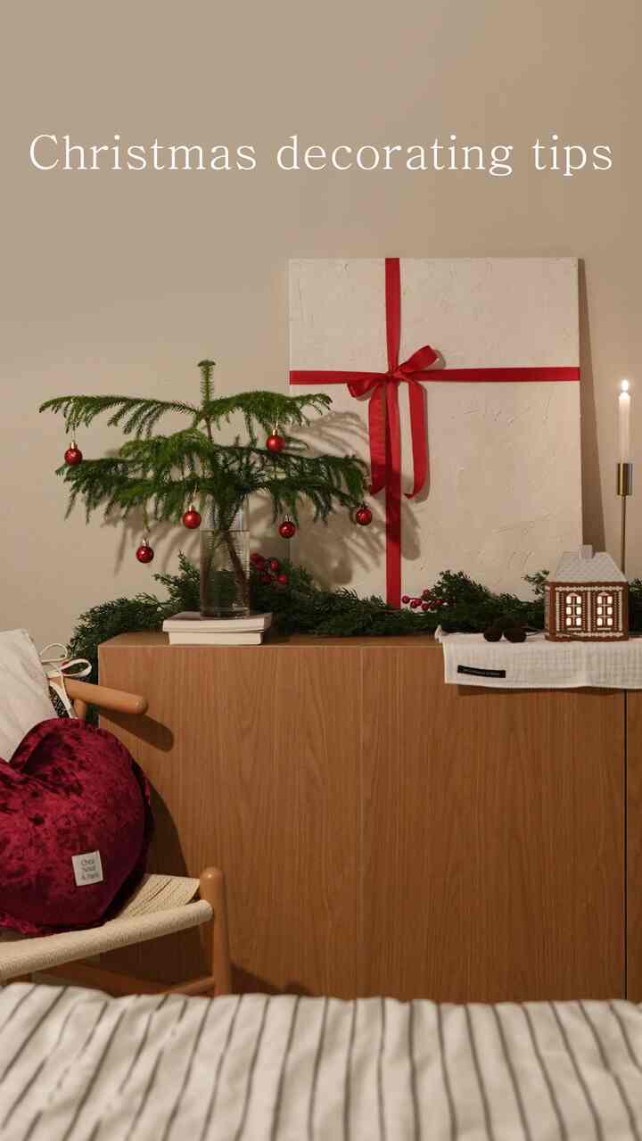 Christmas decorating tips🎀インテリアとして活用していたバックドロップペインティング額縁にリボンだけを加えてください！

裏面にスコッチテープで固定し、前面にリボンだけを加えてくれました！ スコッチテープを使わずにプレゼント包装するように結んでもいいでしょう？

私は包装で使われたリボンを集めておくのにここにレッドリボンがあって0ウォンに仕上げましたよ！ 個人的には、ベルベットのリボンがもっときれいだと思います。

▪️リボンを結んだ額縁の前にクリスマスオブジェを置くことができます。 
⠀⠀厄介なものが隠されてとても良いです！🎄✨

クリスマス終わったら原状復旧可能！
⠀
⠀
⠀ 
＃クリスマスデコ＃ホリデー＃クリスマスインテリア＃ホームスタイリング＃冬のインテリア＃リボン活用＃感性インテリア
＃今日の私たちの家＃コンスープの記録集 