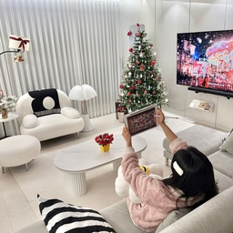 겨울도 테무 잠옷 득템! 우리집 겨울무드 이렇게 완성했어요 🎄✨
겨울엔 집이 참 예뻐 보이는 계절이라
올해도 우리집을 조금 더 포근하게 꾸며봤어요 ❄️
가장 먼저 눈길을 끄는 건 역시 크리스마스트리🎄
화이트&레드 조합으로 톤을 맞추고,
트리 밑엔 선물 박스까지 놓아주니 분위기가 훨씬 살아났어요.
조명은 은은하게 반짝이는 타입으로 골라서
밤에 불 켜두면 완전 영화 속 장면 같아요 ✨
거실 조명엔 리본 장식으로 포인트를 주고,
테이블 위에는 소소하게 연출한 시즌 아이템들까지—
크리스마스 분위기 제대로 낸 겨울 인테리어 완성
그리고 이번 겨울 득템한 건 테무 잠옷🧶
역시 잠옷 맛집답게 포근하고 부드럽고, 가격도 너무 착해요
우리집 따뜻한 겨울 무드랑 찰떡이라
집콕할 때 진짜 손이 제일 많이 가는 옷이에요.
올해 겨울, 우리집 무드는 이렇게 완성☁️🤍
#오늘의우리집 #콘수프기록집 3
#거실인테리어 #화이트인테리어 #거실 #트리 #180트리 #트리오너먼트 #오너먼트 #겨울파자마 #홈웨어 #테무추천템 #트리장식 #거실꾸미기 #겨울맞이 #겨울준비 #겨울준비템 #겨울의우리집 #겨울소품 #트리꾸미기 #트리인테리어 #트리조명 #거실조명 #거실소파 #거실가구 #거실공간분리 #공간분리인테리어 #거실테이블 #크리스마스트리 #미리크리스마스